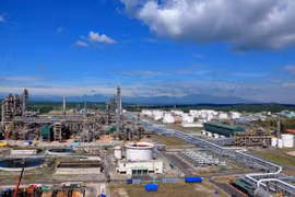 Gazprom Neft cho biết vẫn sẵn sàng đầu tư vào Dung Quất trong tương lai nếu thấy thỏa mãn với các điều kiện từ phía Việt Nam.