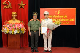 Thứ trưởng Nguyễn Văn Thành trao Quyết định điều động cán bộ của Bộ trưởng Bộ Công an cho Đại tá Đỗ Văn Hoành. Nguồn: Bộ Công an