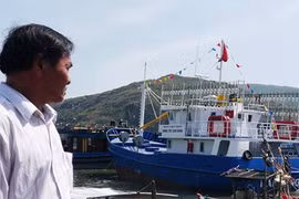 Ngư dân Nguyễn Việt Hằng sốt ruột nhìn chiếc tàu 18 tỉ đồng của mình phải nằm bờ hơn bốn tháng nay. Ảnh: TẤN LỘC