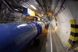 Bên trong đường ống dài 27 km dưới biên giới Thụy Sĩ - Pháp - Ảnh: CERN