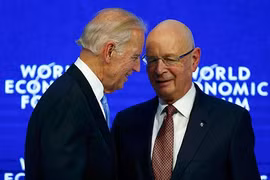 Phó Tổng thống Mỹ Joe Biden (trái) và nhà sáng lập WEF Klaus Schwab (phải) tại hội nghị Ảnh: REUTERS