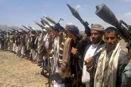 Video cận cảnh “pháo phản lực” của phiến quân Houthis