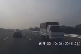 Clip xe tải phóng ngược chiều trên cao tốc 120 km/h Hà Nội - Hải Phòng