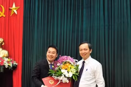 Phó Thống đốc Đào MinhTú trao quyết định bổ nhiệm cho ông Nguyễn Tuấn Anh (bên trái). (Ảnh: SBV)