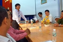 Cuộc họp truy tìm nguồn cung cấp chai Dr. Thanh có dị vật tại Chi cục ATVSTP Cà Mau.