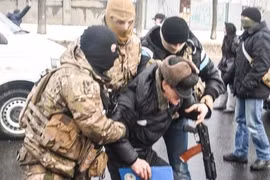 Cơ quan An ninh Ukraine (SBU) khống chế một người đàn ông Việt Nam trong vụ khám xét sáng 29/1. Ảnh: Novorossia Today