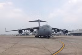 Máy bay vận tải C17 tại sân bay Nội Bài. Ảnh: Vnexpress