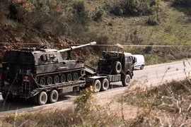 Xe tải chở pháo tự hành Thổ Nhĩ Kỳ hướng về biên giới Syria. Ảnh: AP