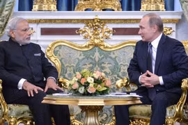 Thủ tướng Modi (trái) gặp Tổng thống Nga Vladimir Putin (phải) tại Moscow hôm 24-12. Ảnh: AP