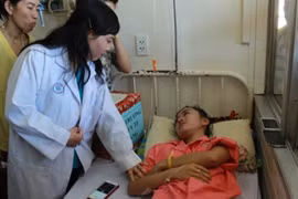 Bộ Trưởng Y tế Nguyễn Thị Kim Tiến thăm hỏi bệnh nhân Hà Vy, chiều 19.3 TIN LIÊN QUAN Người sống sót trong vụ sập nhà ở Cao Bằng nêu giả thiết về tai nạn Một công nhân bị điện giật dính trên cột suốt 2 giờ mới có xe đến đưa xác Vì đâu mà 9 học 