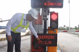 Cân tự động được lắp đặt dưới nền đường trước trạm thu phí Long Phước (quận 9, TP HCM) Ảnh: HOÀNG TRIỀU