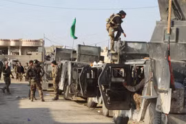Lực lượng chính phủ Iraq tại khu vực gần Ramadi ngày 24.12.2015 - Ảnh: Reuters