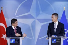 Thủ tướng Thổ Nhĩ Kỳ Ahmet Davutoglu (trái) và Tổng thư ký NATO Jens Stoltenberg trong một cuộc họp tại trụ sở của Liên minh ở Brussels - Bỉ hôm 30-11. Ảnh: Reuters