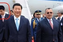 Vệ sĩ (người được khoanh đỏ) của ông Tập Cận Bình luôn theo sát từng bước chân.