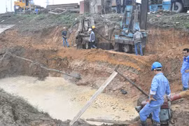 Tuyến ống nước sông Đà giai đoạn 1 đã nhiều lần bị vỡ đường ống, chủ đầu tư giải thích tuyến ống nước sông Đà giai đoạn 2 đã rút kinh nghiệm từ giai đoạn 1 nên mới chọn chất liệu ống là gang dẻo – Ảnh: Tư liệu TTO