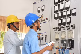 Việc Campuchia thiếu cung cấp thông tin gây tiềm ẩn nguy hiểm rã lưới cho hệ thống điện VN. Trong ảnh trung tâm điều độ hệ thống điện quốc gia xử lý các tình huống để đảm bảo hệ thống điện - Ảnh Nguyễn Khánh