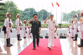 Đô đốc Harris và Trung tướng Phan Văn Giang, Tổng Tham mưu trưởng Quân đội Việt Nam. Ảnh: ĐSQ Mỹ tại Việt Nam