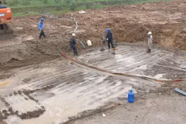 Đường ống nước sạch sông Đà trong một lần vỡ - Ảnh: Lâm Hoài
