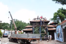 Người dân cho hay nhiều thợ mộc ở các tỉnh phía Bắc được đại gia vàng thuê vào dỡ bỏ khu biệt thự trăm tỷ. Ảnh: C. Thái