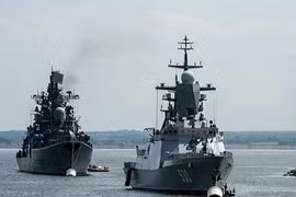 Tàu hộ tống Streregushchy (Dự án 20380) và tàu khu trục Nastoichivy của hải quân Nga
