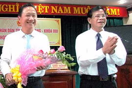 Bí thư Tỉnh ủy Huỳnh Minh Chắc (phải) chúc mừng tân Phó Chủ tịch UBND tỉnh Trịnh Xuân Thanh. (Ảnh: Báo Hậu Giang)