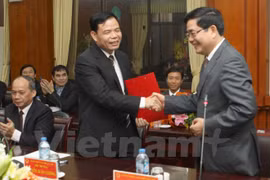 Ông Nguyễn Xuân Dương nhận quyết định bổ nhiệm giữ chức vụ Thứ trưởng Bộ Nông nghiệp và Phát triển Nông thôn. (Ảnh: PV/Vietnam+