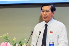 Ông Lê Văn Hưởng - chủ tịch UBND tỉnh Tiền Giang - trả lời chất vấn tại kỳ họp thứ 5 HĐND tỉnh Tiền Giang khóa IX - Ảnh: Mậu Trường
