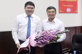 Thứ trưởng Hoàng Quốc Vượng trao Quyết định cho bổ nhiệm đối với Vũ Đình Duy. Ảnh: Bộ Công thương.