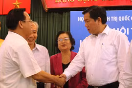 Bí thư Đinh La Thăng cùng các đại biểu tại hội thảo. Ảnh: TÁ LÂM