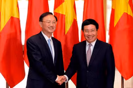 Phó Thủ tướng, Bộ trưởng Bộ Ngoại giao Phạm Bình Minh bắt tay Ủy viên Quốc vụ Trung Quốc Dương Khiết Trì sáng 27-6 tại Trung tâm Hội nghị quốc tế ở Hà Nội