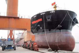 Công ty Đóng tàu Hạ Long bàn giao một tàu hàng đã đóng xong. (Ảnh: Văn Đức/TTXVN)
