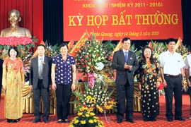 Ông Phạm Minh Huấn (thứ 4 từ phải sang), tân Chủ tịch UBND tỉnh Tuyên Qang. Ảnh: tuyenquang.gov.vn