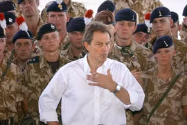 Cựu Thủ tướng Anh Tony Blair tại một căn cứ ở Basra, Iraq với các binh sĩ Anh