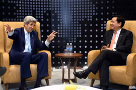 Bí thư Thành ủy TP.HCM Đinh La Thăng gặp gỡ Ngoại trưởng Mỹ John Kerry tối 24-5 - Ảnh: Thuận Thắng