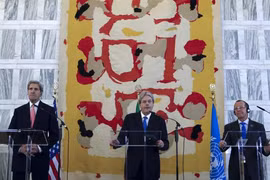 Ngoại trưởng Mỹ John Kerry (trái) và người đồng cấp Ý Paolo Gentiloni (giữa) cùng đặc phái viên Liên Hiệp Quốc Martin Kobler dự hội nghị về Libya tại Rome - Ý hôm 13-12. Ảnh: Reuters