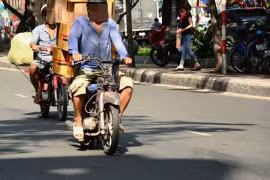 Một xe “cà tàng” lưu thông trên đường ở TP.HCM