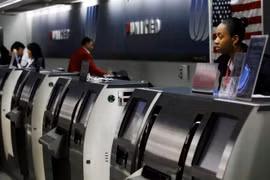 Các khu giao dịch trống không vì không thể hoạt động của hàng không United Airlines vào sáng thứ tư - Ảnh: Reuters