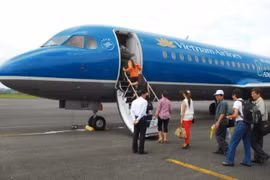 Hành khách lên máy bay Vietnam Airlines - Ảnh: Hoàng Thạch Vân