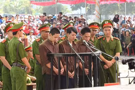 Xét xử vụ thảm sát ở Bình Phước: Dương và Tiến bật khóc khi bị đề nghị án tử hình