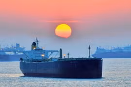 Tàu chở dầu trên Vịnh Oman (Ảnh: Financial Times)