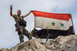 Binh sĩ Syria với lá cờ chiến thắng (ảnh minh họa)
