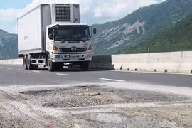 Điểm hỏng mới trên quốc lộ mở rộng đoạn qua xã Vạn Thọ, huyện Vạn Ninh (Khánh Hòa). Ảnh: TẤN LỘC