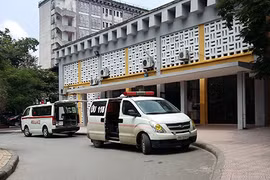 Nơi xảy ra vụ bảo vệ chặn xe cứu thương ở Bệnh viện nhi Trung ương gây xôn xao dư luận. Đến nay các xe cấp cứu ngoại tỉnh được đỗ khá lâu trong khuôn viên bệnh viện. Ảnh: Bá Đô