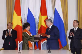Bà Thái Hương và ông Anatoly Mmitriyevich Artamonov, Thống đốc tỉnh Kaluga (Liên bang Nga) ký kết Thoả thuận hợp tác triển khai dự án.