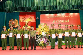 Trung tướng Trần Văn Vệ tạ Lễ công bố quyết định. Ảnh: BCA