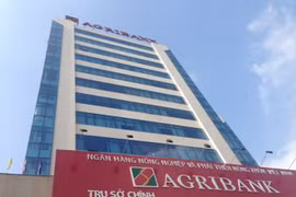 Chuyện khó tin nhưng có thật: AgriBank thu phí cả người rút tiền... tiết kiệm