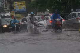 Nhiều tuyến phố ở thủ đô rơi vào tình trạng ngập nhẹ sau trận mưa kéo dài.