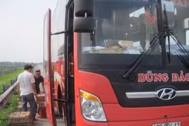 Xe dừng đỗ lấy hàng trên cao tốc Nội Bài - Lào Cai. Ảnh: Phương Linh