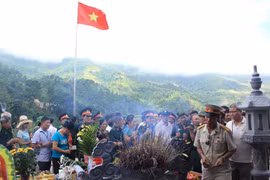 Thắp hương tưởng niệm liệt sĩ Vị Xuyên trên cao điểm 468, từ nơi này có thể nhìn bao quát được hệ thống cao điểm ở phía sau. Ảnh:Hoàng Phương.