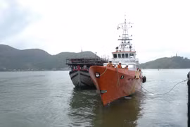 Tàu SAR 412 lai dắt tàu cá của ngư dân Bình Định bị nạn trên biển về đất liền - Ảnh minh họa: Hoàng Trọng
